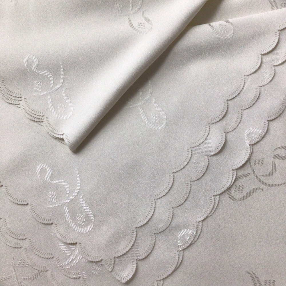 Elegant Scalloped Tablecloth